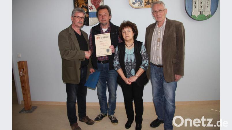 Lothar Ernstberger (Zweiter von links) feierte sein 40. Dienstjubiläum. Dem Gemeindekämmerer gratulierten Bürgermeister Wolfgang Braun (links), Geschäftsleiter Ernst Tippmann und Ernstbergers Ehefrau Silvia. Bild: wro