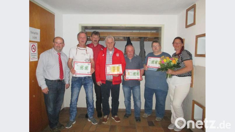 Vorsitzender Markus Kleber (links) gratuliert dem Erstplatzierten Richard Grasser (Vierter von links) und dem Eslarner Marktmeister Helmut Hanauer (Dritter von links), sowie allen weiteren Platzierten zu ihren Preisen. Bild: gz