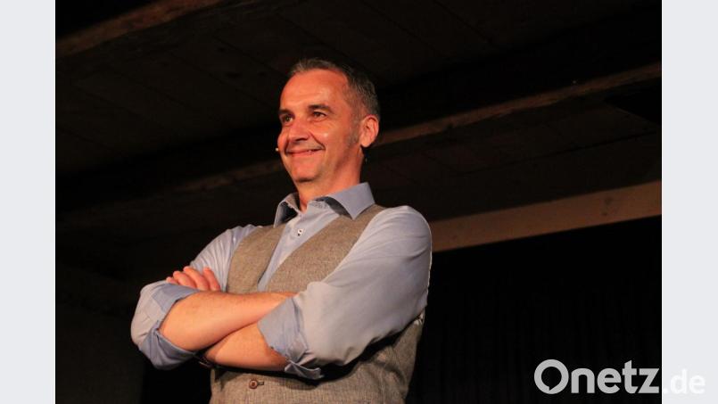 Mit seinem Programm „Goldrausch 2.0“ bringt der Kabarettist Stefan Kröll sein Publikum auf dem Schafferhof unentwegt zum Lachen. Hintersinnig und humorvoll schlägt er Kapriolen von der Gier nach Glanz und Erfolg zu doppelbödigen, mehrdeutigen Verbindungen und unerwarteten Wendungen. Bild: prh