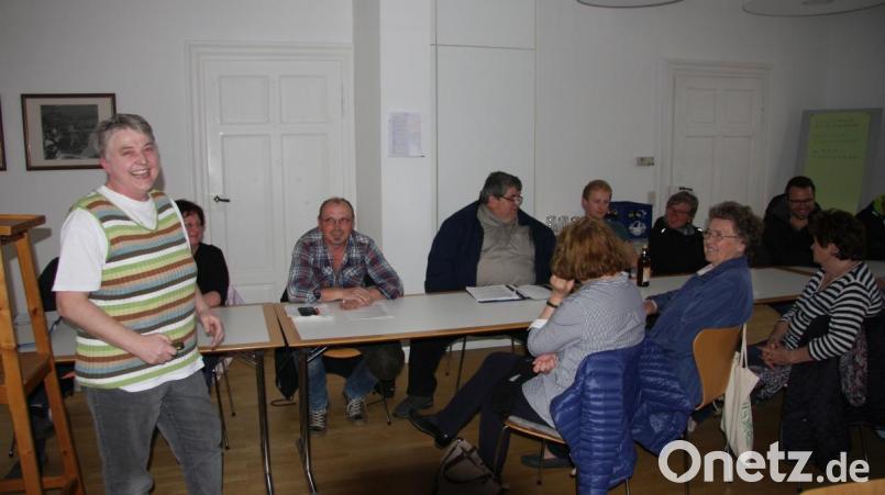 Beim Treffen im Pfarrheim gab Martina Mark (stehend) die bereits bekannten Eckdaten bekannt. Bild: wro