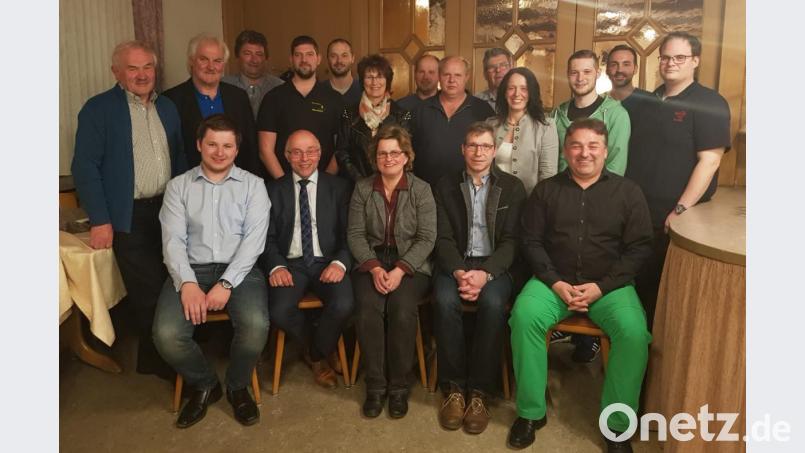 Erika Sauer (vorne Mitte) bleibt Vorsitzende der Moosbacher CSU. Ihr zur Seite stehen Hermann Ach (vorne Zweiter von rechts), Christoph Baier (vorne links) und Sandro Stefinger (vorne rechts). Bild: gi