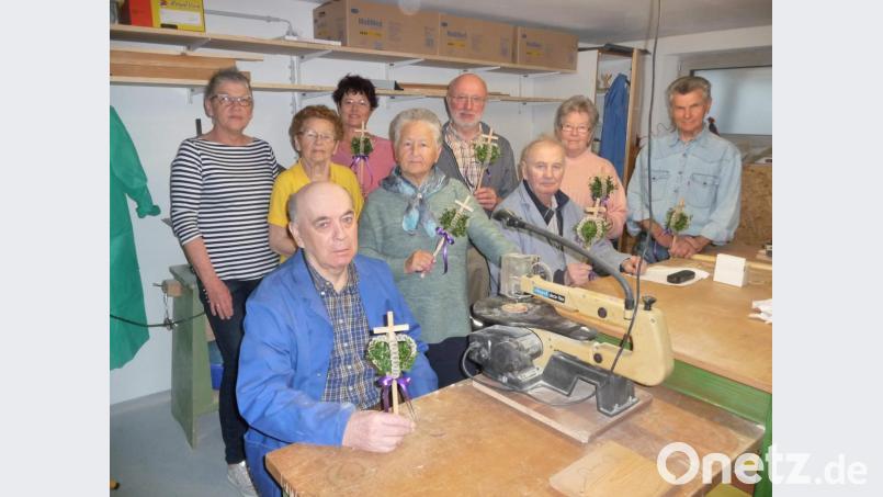 Irmgard Müller (stehend links) vom Frauenbund-Führungstrio bedankte sich bei der Holzwerkgruppe des BRK-Seniorenheims St. Barbara für das Fertigen der Palmkreuze, die von den Frauenbundmitgliedern verziert und am Palmsonntag verkauft wurden. Neben ihr stehend von links: Zenta Bauer, Heimleiterin Astrid Geitner, Gisela Witt, Josef Kohl, Julia Wenzl und Anton Pirzer, sitzend von links: Hermann Weigert und Richard Wagner. Bild: u