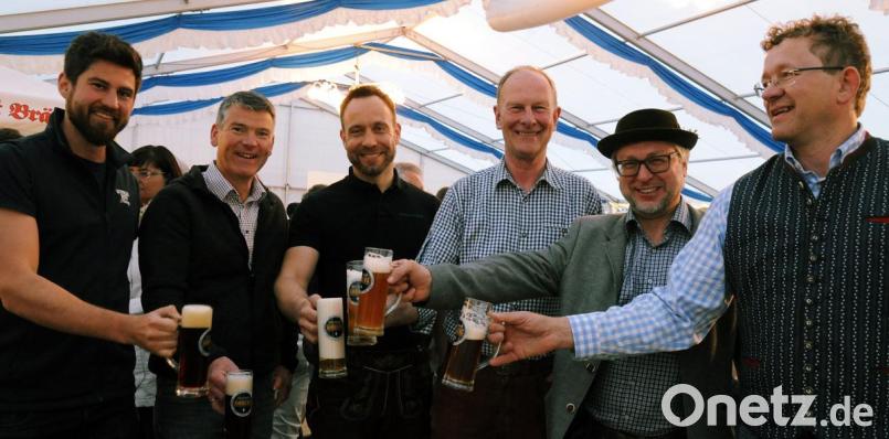 Sie stoßen beim Bierfest auf sich und die Amberger Bierkultur an (von links): Max Winkler, Anton Brückmüller, Frank Kummert, Arno Diener (Sudhang), Gerhard Schmidkonz (Schloderer) und Martin Sterk. Bild: gf