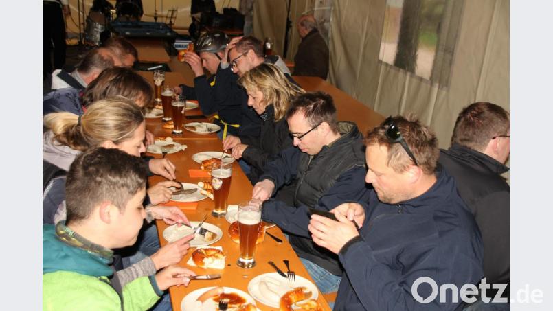 Am früheren Bahnhof in Gaisthal stärkten sich noch viele Radler mit einem Weißwurstfrühstück für die nächste Etappe. Bild: frd