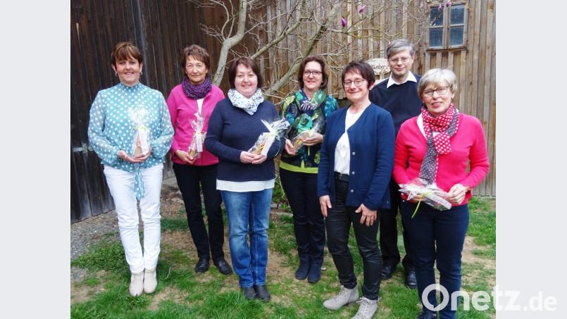 Die Geehrten und Führungskräfte des Frauenbunds (von links): Claudia Albrecht, Elisabeth Weig, Sieglinde Ertl, Elisabeth Lukas, Vorsitzende Sieglinde Zielbauer, und Elisabeth Meißner. Auch Pfarrer Norbert Götz gratuliert. Bild: fvo