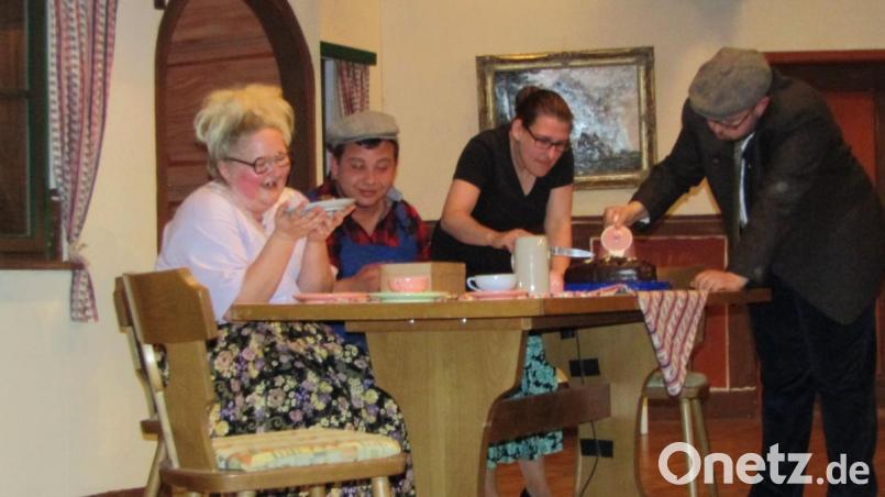 Mucki und Xaver, Loni und Jakob, Kaffee und Torte - gebacken von Witwe Ella - werden serviert. Bild: sck