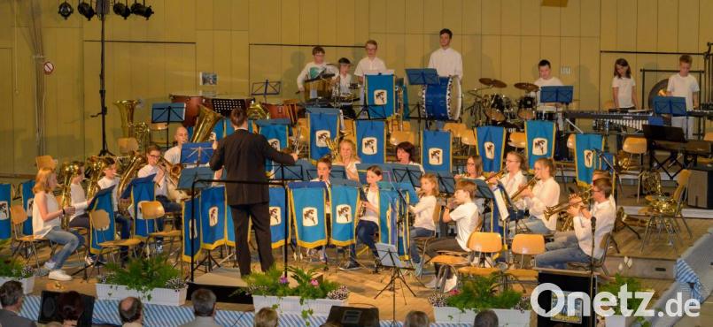 Unter der Leitung von Wolfgang Vögele bot auch das Jugendorchester mit den Stücken „Imperium“ und „Skyfall“ eine überzeugende Leistung, die das Publikum mit Riesenbeifall belohnte. Bild: u