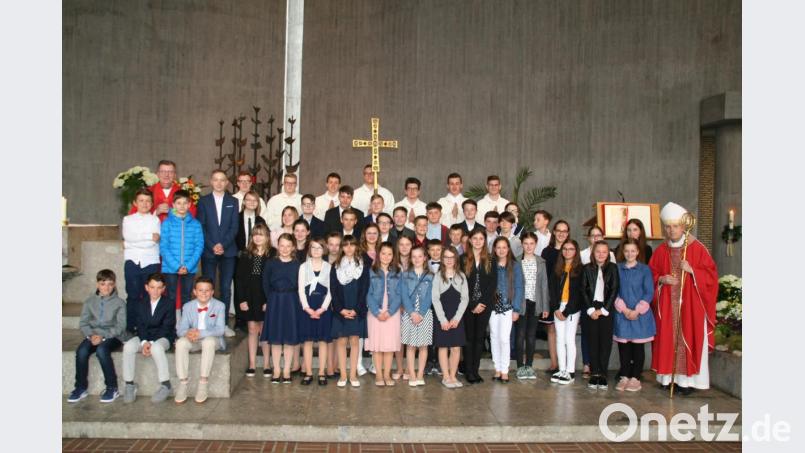 44 jungen Christen spendete Weihbischof Pappenberger (rechts) das Sakrament der Firmung.Hinten links Stadtpfarrer Bernd Philipp. Bild: fpoz