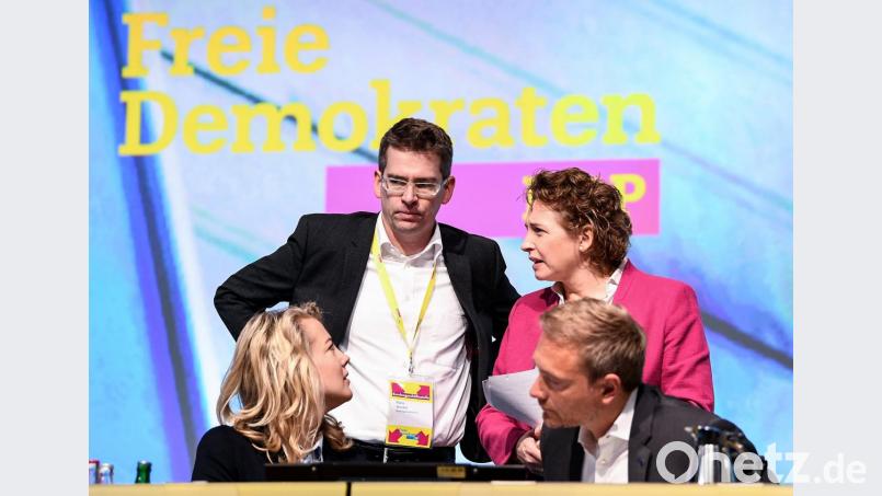 Linda Teuteberg (l-r), FDP-Generalsekretärin, Marco Mendorf, Bundesgeschäftsführer der FDP, Nicola Beer, Spitzenkandidatin für die Europawahl, und Christian Lindner, Fraktionsvorsitzender und Parteivorsitzender der FDP, sitzen beim 70. FDP-Bundesparteitag auf dem Podium. Bild: Britta Pedersen/dpa