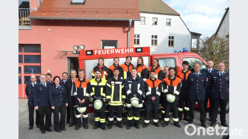 Die ersten 13 Nachwuchskräfte haben die neue MTA-Prüfung mit Bravour abgelegt. Aufgeregt waren nicht nur die Probanden sondern auch Kreisbrandmeister Andreas Götz (Dritter von rechts), der nun für die Ausbildung im Landkreis zuständig ist. Bild: dob