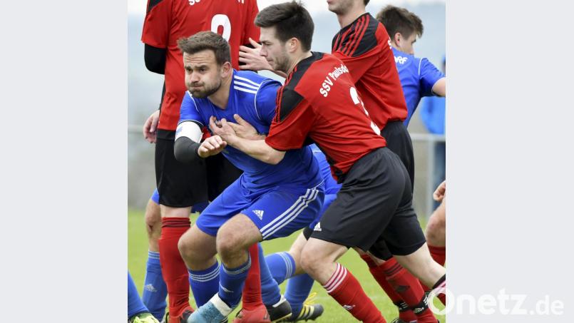 Der Ensdorfer Derbyheld Andreas Weiß (blaues Trikot). Archivbild: Hubert Ziegler