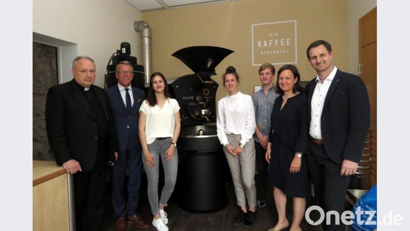 Regionaldekan Georg Flierl und Bürgermeister Franz Stahl (von links) gratulierten dem Unternehmerehepaar Wolfgang und Christine Kohl mit den Kindern Felix, Anna und Theresa (von rechts) zur Eröffnung der eigenen Kaffeerösterei. Bild: ubb
