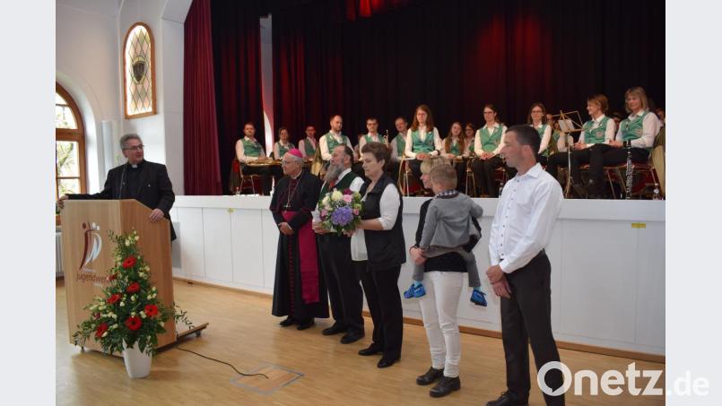 Für Annemarie und Dionys Ringelstetter geht die Zeit als Hausmeister im Jugendwerk zu Ende. In ihre Fußstapfen treten künftig Kerstin und Rainer Appelt. Pfarrer Hannes Lorenz bedankte sich für die geleisteten Dienste. Bild: bnr