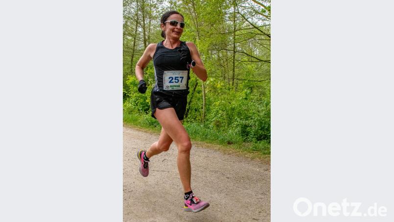 Die zweifache Mutter Inge Behringer aus Edelsfeld ist bei den Frauen noch immer das Maß der Dinge. Sie gewann die Damenkonkurrenz in 1:30,02 Stunden und hatet sichtlich Spaß an der Sache Bild: chl