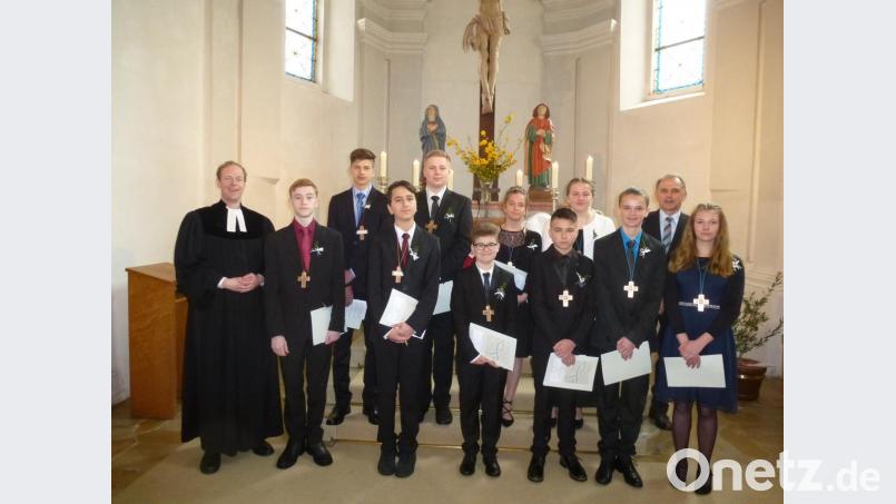 Pfarrer Matthias Weih (links) spendet zehn jungen Christen das Sakrament der Konfirmation. Kirchenvorsteher Helmut Krauß (Zweiter von rechts) wünscht den Konfirmanden Gottvertrauen. Bild: bk