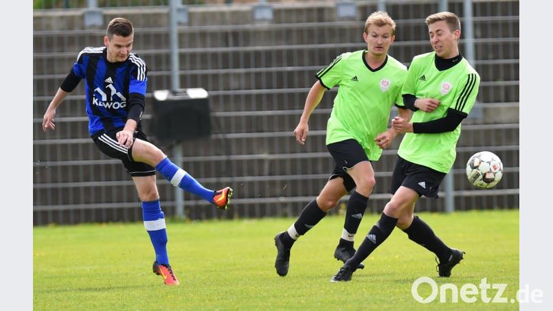 Florian Reich zieht in dieser Situation ab, verfehlt aber das Tor des Gegners. Der Mittelfeldspieler der SpVgg SV Weiden II erzielte kurz nach der Pause den Siegtreffer für seine Farben im Stadtderby gegen die DJK Weiden. Bild: A. Schwarzmeier