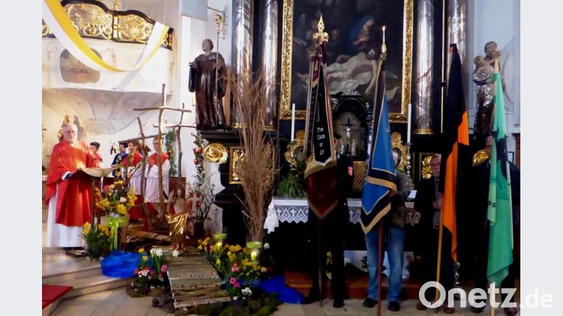 Etwa 150 Pfarrangehörige, Vertreter der Politik, Vereine, Verbände und Organisationen folgten der Einladung zur Feier des Patroziniums in die Pfarrkirche Sankt Georg. Den Festgottesdienst zelebrierte Stadtpfarrer Edmund Prechtl. Bild: mng