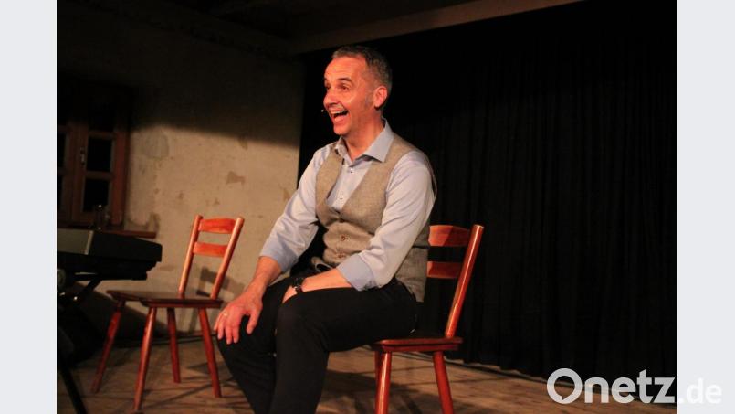Mit seinem Programm „Goldrausch 2.0“ bringt der Kabarettist Stefan Kröll sein Publikum auf dem Schafferhof unentwegt zum Lachen. Hintersinnig und humorvoll schlägt er Kapriolen von der Gier nach Glanz und Erfolg zu doppelbödigen, mehrdeutigen Verbindungen und unerwarteten Wendungen. Bild: prh
