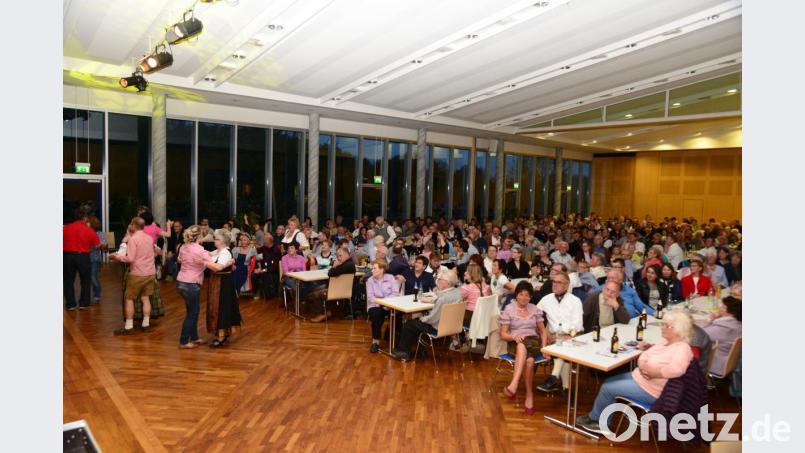 Der große Saal der Stadthalle Neustadt/WN war beim Gastspiel der "Ursprung Buam" nahezu bis auf den letzten Platz besetzt. Bild: bey