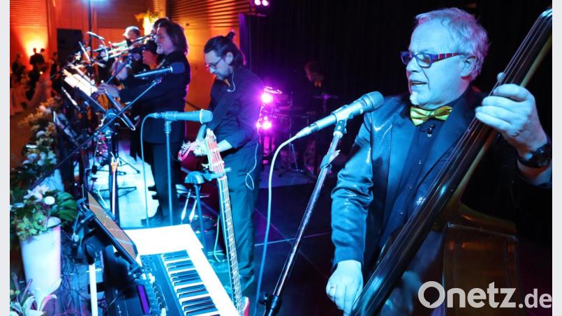 Jeden Rhythmus, von Slowfox bis Tango, Twist bis Discofox, die zehn Musiker haben ein grandioses Repertiore. Bild: Gerhard Götz