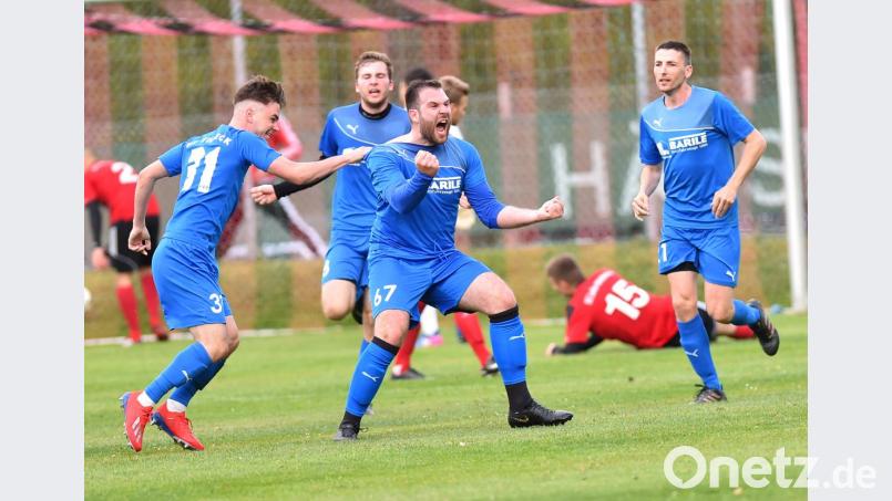 Oktay Türksever (Mitte) schreit seine Freude heraus. Der Torjäger des FV Vilseck traf gegen den SC Luhe-Wildenau dreimal. Bild: Alfred Schwarzmeier