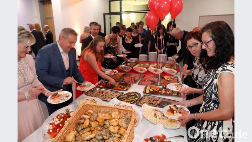 Reich gedeckter Tisch serviert mit Köstlichkeiten des Party Service Haberl. Bild: Gerhard Götz