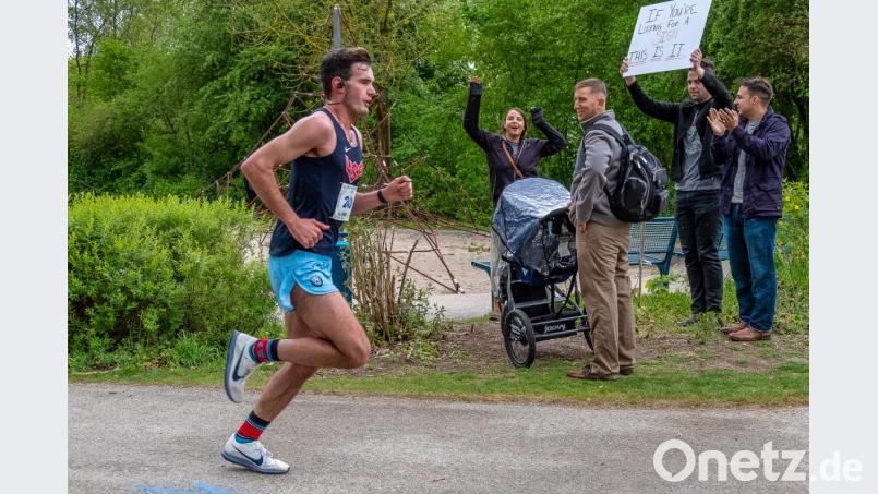 Anfeuerung für John Baisley (links) auf der Strecke. Bild: chl