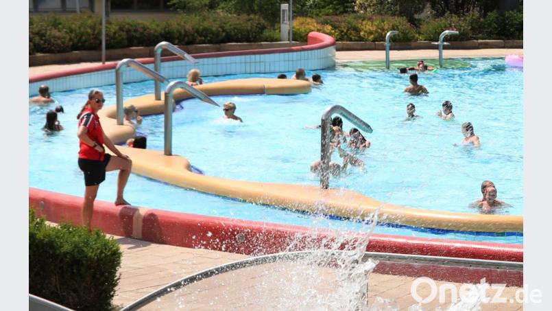 Bald geht der Trubel wieder los im Erlebnisbad. Damit nichts passiert passen Rettungsschwimmer auf. Für den Job sind noch Stellen frei. Bild: Gerhard Götz