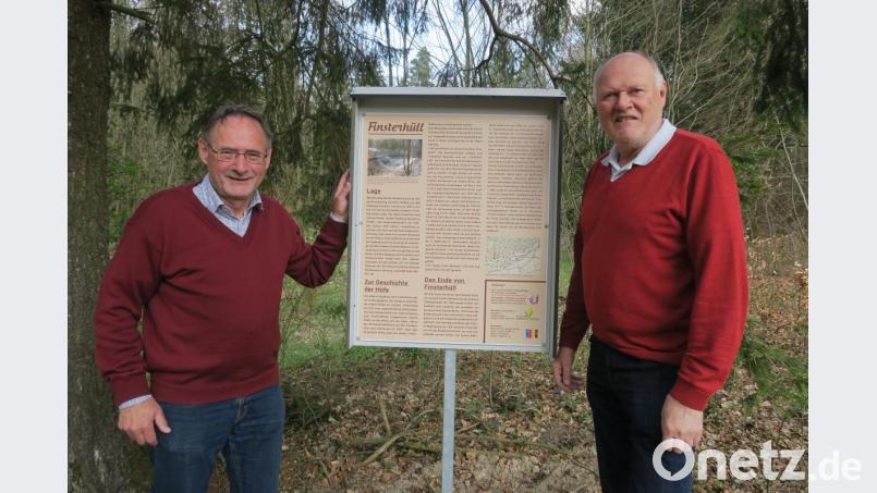 Heimatpfleger Josef Schmaußer (links) und Zweiter Bürgermeister Norbert Schmid begutachten die neu aufgestellte Infotafel zur Finsterhüll. Bild: ua