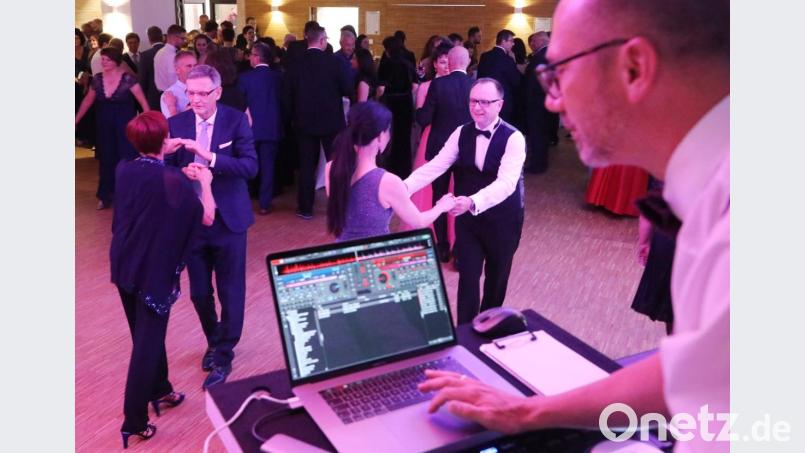 Musikalische Ergänzung mit DJ Theuerl im Konrad Max Kunz Saal, gleich neben der Bar. Bild: Gerhard Götz