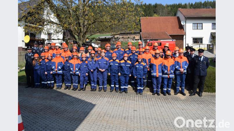 Jungfeuerwehrler aus dem KBM-Bereich 4.4 legten erfolgreich die Jugendflamme in den Stufen 1 und 2 ab. Zur bestandenen Prüfung gratulierten Kreisjugendwart KBM Christoph Spörl (links) und KBM Dieter Schweiger (Zweiter von links) Bild: bnr