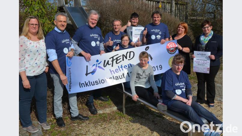 Alle freuen sich auf den 11. Inklusionslauf „Laufend helfen“ der Kreisvereinigung Lebenshilfe. Im Bild die Organisatoren (von links) mit Julia Schmeller, Lebenshilfe-Vorsitzender Roland Grillmeier, TuS-Präsident Anton Bauernfeind und Lebenshilfe-Geschäftsführer Berthold Kellner mit Mitarbeitern und Jugendlichen der Lebenshilfe. Bild: jr