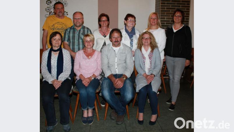 Der Vorstand des Obst- und Gartenbauvereins, sitzend (von links) Kreisfachberaterin Manuela Pappenberger, Martina Näger, Egid Köstler, Susanne Kraus sowie stehend (von links) Franz Wittmann, Rüdiger Schienagl, Andrea Schürer, Vorsitzende Irmgard Gleißner, Brigitte Bald und Kerstin Helgert. Bild: lk