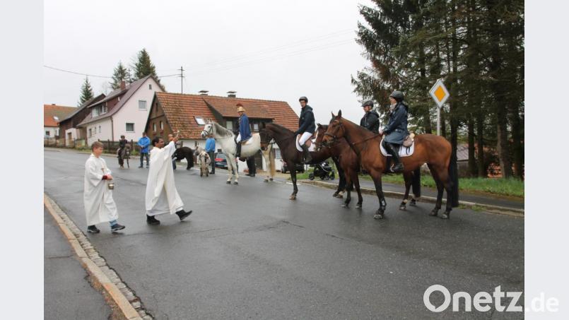 Pfarrer Julius Kohnrose segnet Pferde und Reiter. Bild: pi