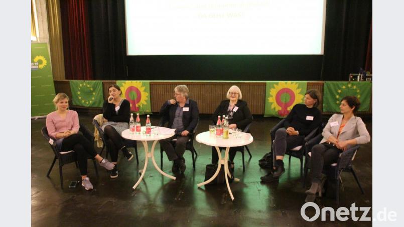 Frauen unter sich vor der Leinwand im Ring-Theater und vor vielen Gästen: Bei der Podiumsdiskussion mit (von links) Katharina Schulze, Ekin Deligöz, Moderatorin Maria Simon, Margit Kunc, Dr. Manuela Rottmann und Sigi Hagl wurde offen über Probleme und Hürden für Frauen in der Politik geredet. Bild: kmo