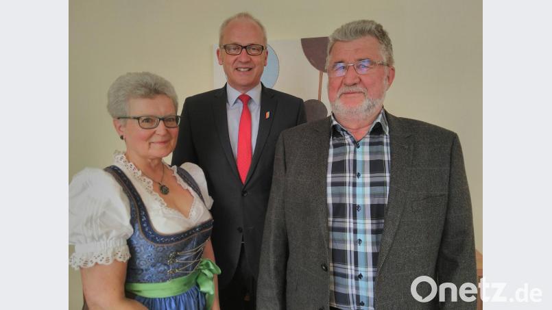 Marianne Moosburger wird als Heimatpflegerin Nachfolgerin von Ludwig Graf (rechts). Bürgermeister Bernhard Lindner (Mitte) freut sich, dass dieses Amt wieder besetzt werden konnte. Bild: mma