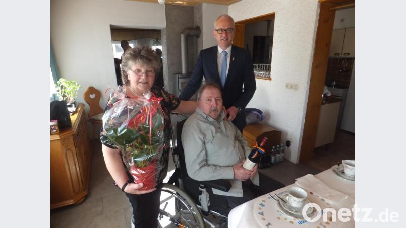 Eine große Freude war für das Jubelpaar Franziska und Heribert Pfab der Besuch von Bürgermeister Bernhard Lindner. Bild: ibj