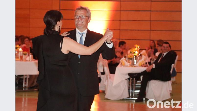 Im Walzertakt eröffnete Oberbürgermeister Andreas Feller mit Frau Susanne den 8. Stadtball in der Oberpfalzhalle. Bild: Gerhard Götz