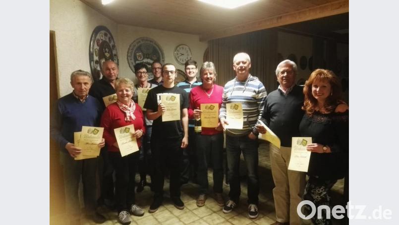 Die Sieger von links nach rechts: hinten Alfons Speckner, Martin Erras, Christa Erras, 2. Schützenmeister Martin Partsch, 3. Schützenmeister Markus Rupprecht; vorne Roswitha Speckner, Marco Giuliano, Bernahrd Partsch, Norbert Kammerl, Schall&#039;ke-Chef Manfred Lilla, Doris Kammerl. Bild: exb