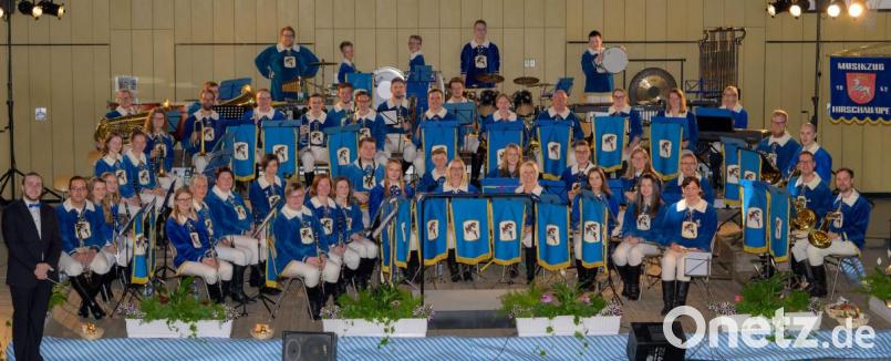 Das Musikzug-Orchester unter Dirigent Wolfgang Vögele (links) erhielt für das Osterkonzert stehende Ovationen des Publikums. Bild: u