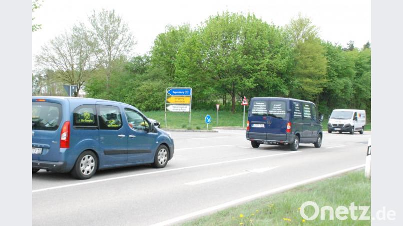 Wo die Staatsstraße 2238 (im Vordergrund) und die Kreisstraße AS 30 bei Immenstetten aufeinandertreffen, passieren immer wieder Auffahrunfälle auf der 2238. Bauoberrat Stefan Noll vom Staatlichen Bauamt präsentierte nun in Aschach seine Überlegungen, wie man hier die Unfallhäufigkeit senken kann. Bild: sche