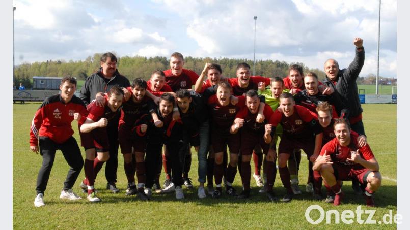 Der TSV Waldershof krönte am Sonntag mit dem 4:0-Erfolg beim SV Schönhaid eine überragende Saison. Die nach 26 Spielen (24 Siege, 2 Unentschieden) noch ungeschlagenen Waldershofer sicherten sich bereits vier Spieltage vor Saisonende die Meisterschaft in der Kreisklasse Stiftland und den sofortigen Wiederaufstieg in die Kreisliga. Bild: gb