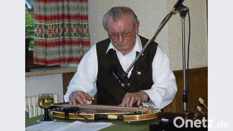 Max Grellner als großer Könner an der Zither. Seinen 90. Geburtstag am 7. Mai durfte er nicht mehr erleben. An diesem Tag wird er nun zu Grabe getragen. Bild: rrd