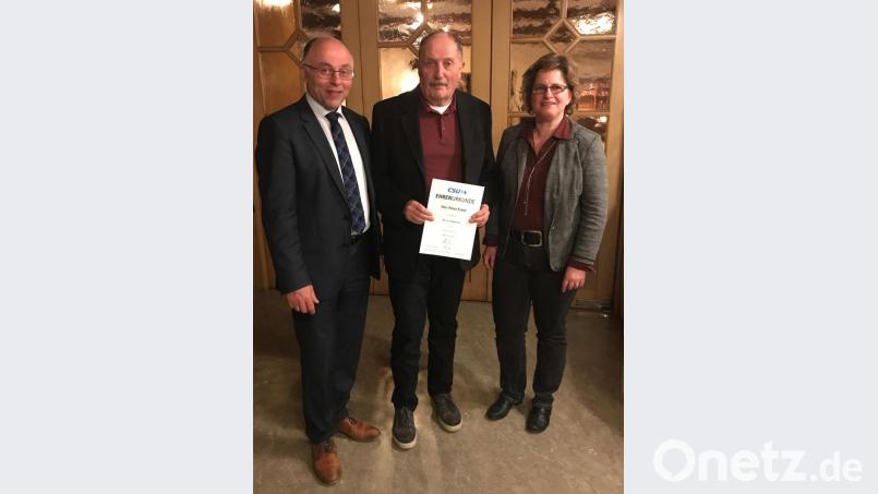 Für 30 Jahre treue Mitgliedschaft wurde Peter Franz von der Vorsitzenden Erika Sauer
und den CSU-Kreisvorsitzenden Albert Nickl geehrt. Bild: gi