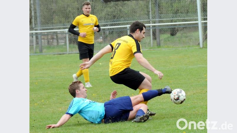 Nach der 0:1-Niederlage in Kirchenlamitz wird es für den TSV Konnersreuth schwer, noch den zweiten Platz zu erreichen. Hier klärt Lukas Scharnagl (blaues Trikot) gegen den Kirchenlamitzer Dominik Weiß. Bild: heh