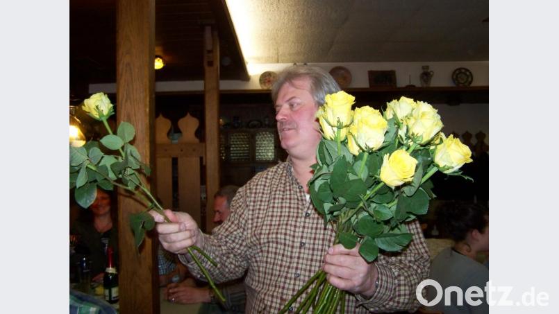 Rudi Linhart verteilt die langstieligen Rosen an die Damen. Bild: rrd
