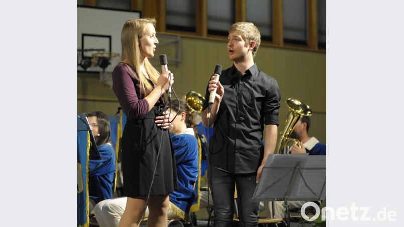 Erstmals in der seit 1982 währenden Geschichte des Musikzug-Osterkonzerts gab es Gesangseinlagen. Verena Luber und Alexander Irrgang feierten als „Fantine“ bzw. „Thénardier“ aus dem Musical „Les Miserables“ eine Bilderbuchpremiere und glänzten mit ihrem anrührenden Vortrag der Ballade „Fix you“ von Coldplay. Bild: u