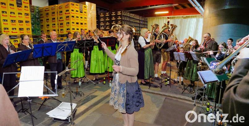 Marina Schicker dirigierte die drei Musikkapellen. Sie erhielt zusammen mit den Musikern viel Applaus. Bild: bsc