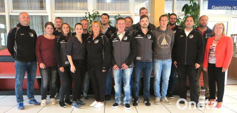 Der FC Schwarzenfeld präsentiert seine neue Fußballabteilung. An der Spitze steht weiterhin Matthias Kurz (links). Bild: Hirsch