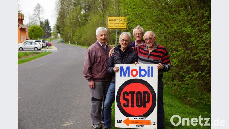 Die Feuerwehr Ahornberg ist für den einstündigen Aufenthalt des Treffens gerüstet. Letzte Vorbereitungen wurden am vergangenen Freitag abgesprochen.
Albert Melzner (von links), Harald Demuth, Gerhard Greger und Dieter Pinzer. Bild: bkr